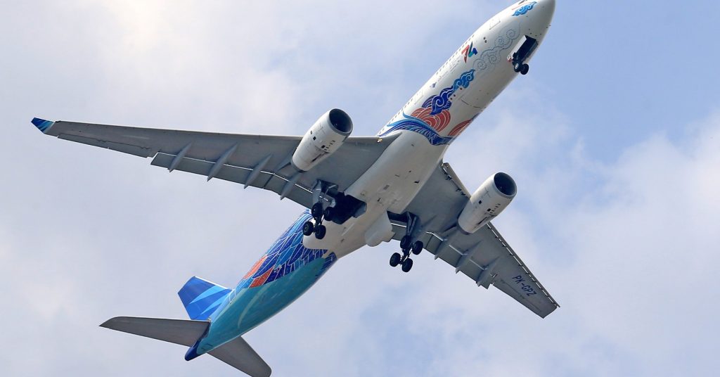 Is It Normal to Hear the Plane Landing Gear Deploy?